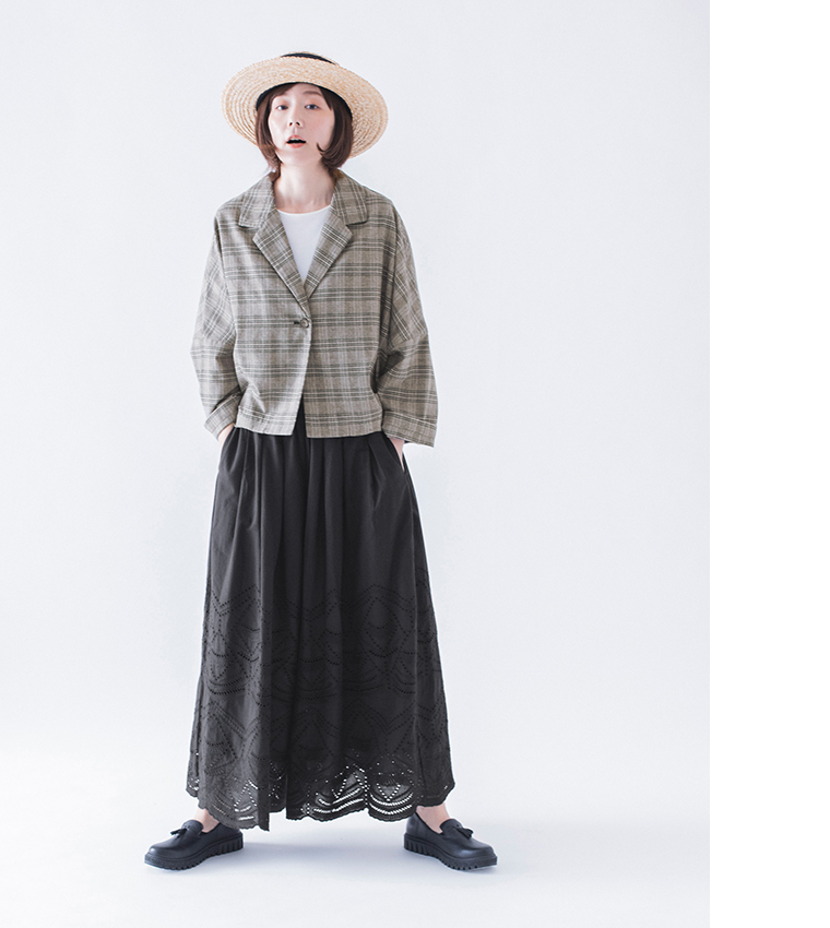 チェックのショートテーラードジャケットを黒のスカートに合わせたコーディネート