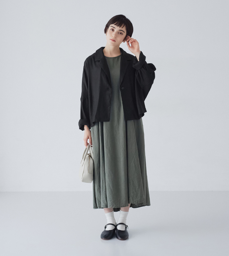 ブラックのショートテーラードジャケットをカーキのワンピースに合わせたコーディネート