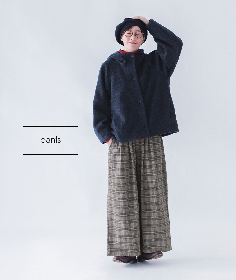 チェックのタックワイドパンツをネイビーのコートに合わせたコーディネート
