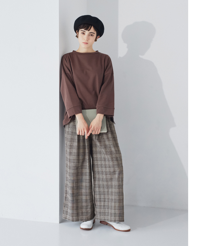 チェックのタックワイドパンツをブラウンのトップスに合わせたコーディネート