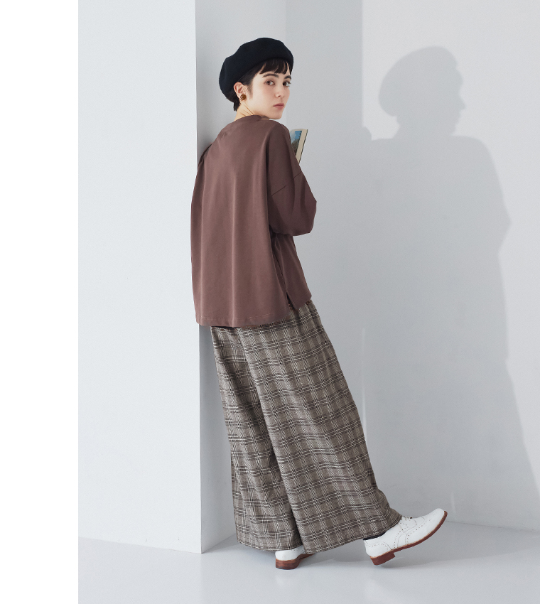 チェックのタックワイドパンツを着た後ろ姿のコーディネート