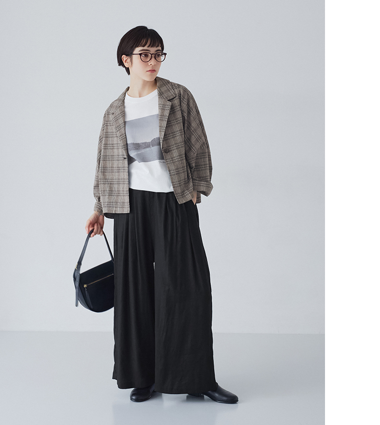 ブラックのタックワイドパンツをチェックのジャケットに合わせたコーディネート