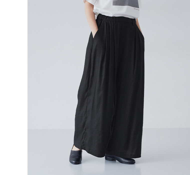 ブラックのタックワイドパンツを着た正面コーディネート