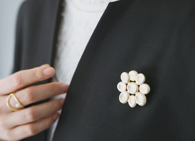 Pisceans フラワーモチーフパールブローチ ジャケット着用