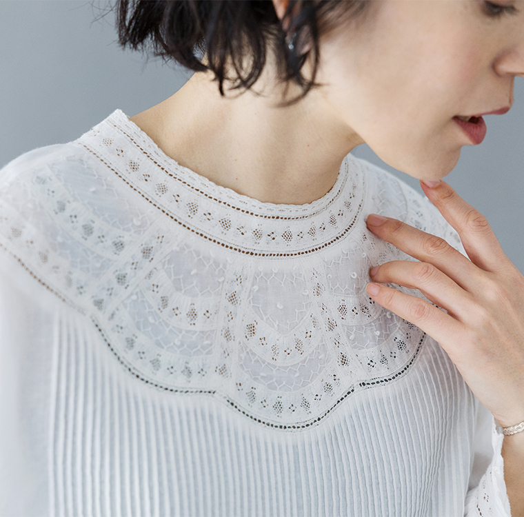 ホワイトブラウスの胸元レースディテールの着用イメージ（ピンタック入り）