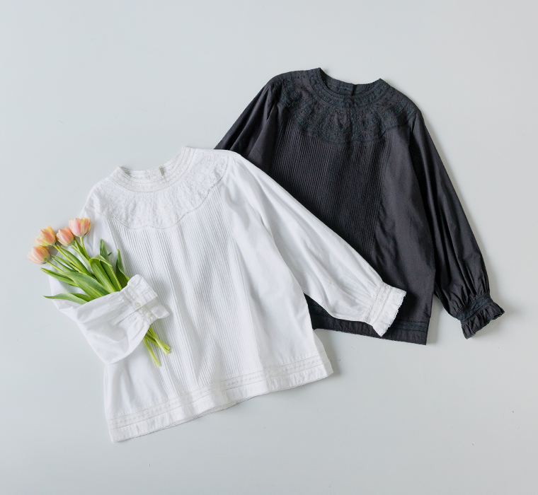 ホワイトとブラックの長袖ブラウスを並べた商品画像（レースとピンタック入り）