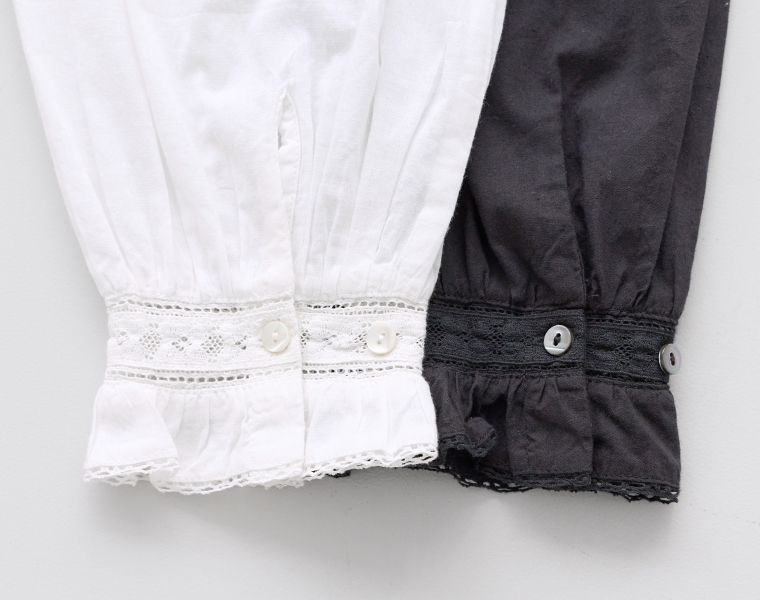 ホワイトとブラックの長袖ブラウスの袖口ディテール比較画像（レースと刺しゅう仕様）