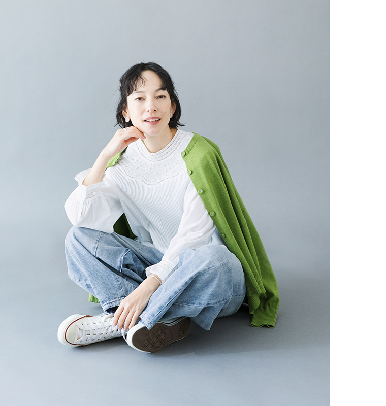 ホワイトブラウスにグリーンカーディガンを合わせたカジュアルコーディネート（ピンタックとレース入り）