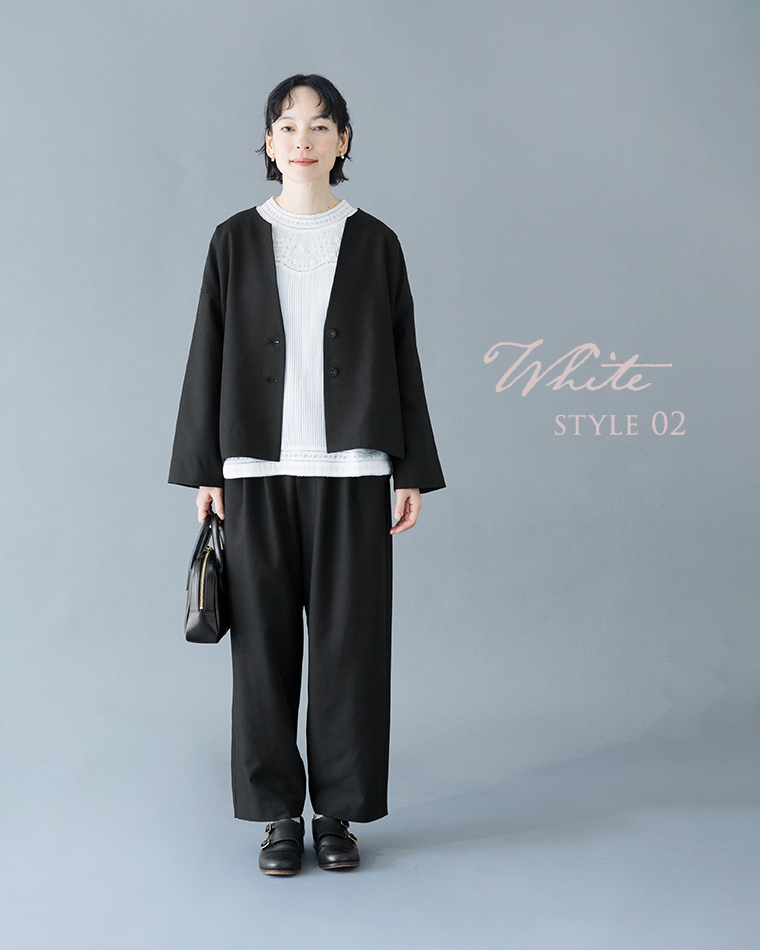 ホワイトブラウスにブラックジャケットを合わせたSTYLE 02の正面コーディネート（レースと刺しゅう入り）