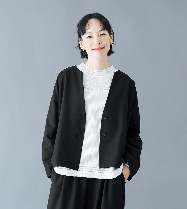 ホワイトブラウスにブラックジャケットを羽織った着用イメージ（レースと刺しゅうディテール）