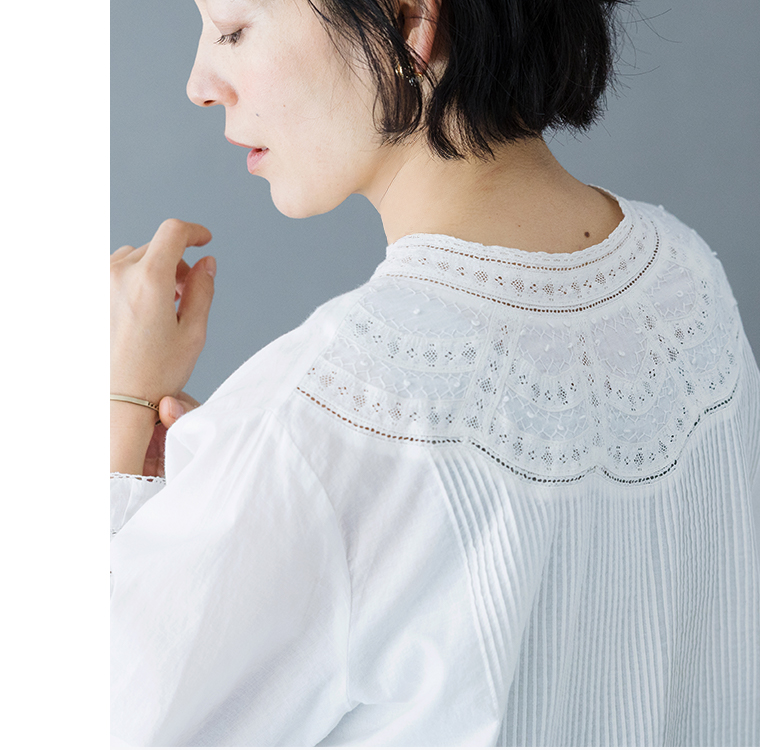 ホワイトブラウスの背面レースとピンタックディテールのアップ（刺しゅう入り）