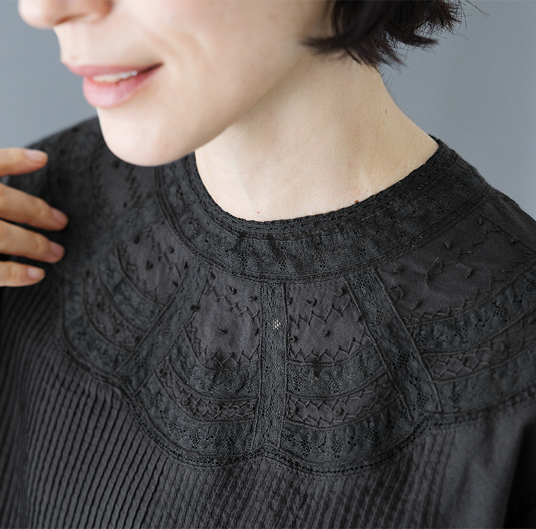 ブラックブラウスの胸元ディテール（刺しゅうとレース入り）