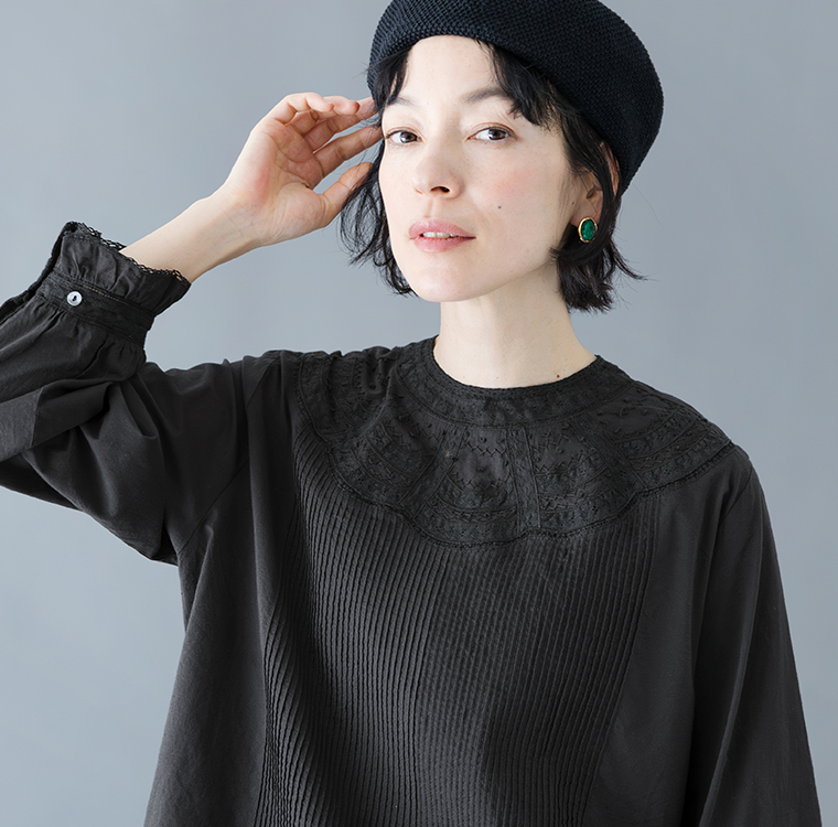 ブラックブラウスの胸元ディテール（ピンタックと刺しゅう入り）