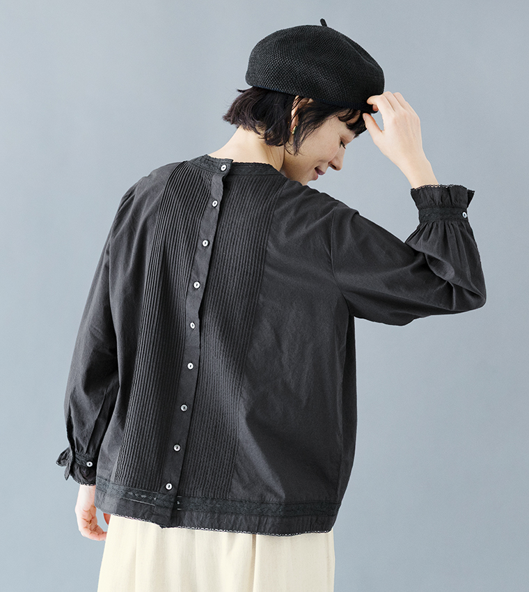 ブラックブラウスのバックスタイル（ピンタックとボタン、レース入り）