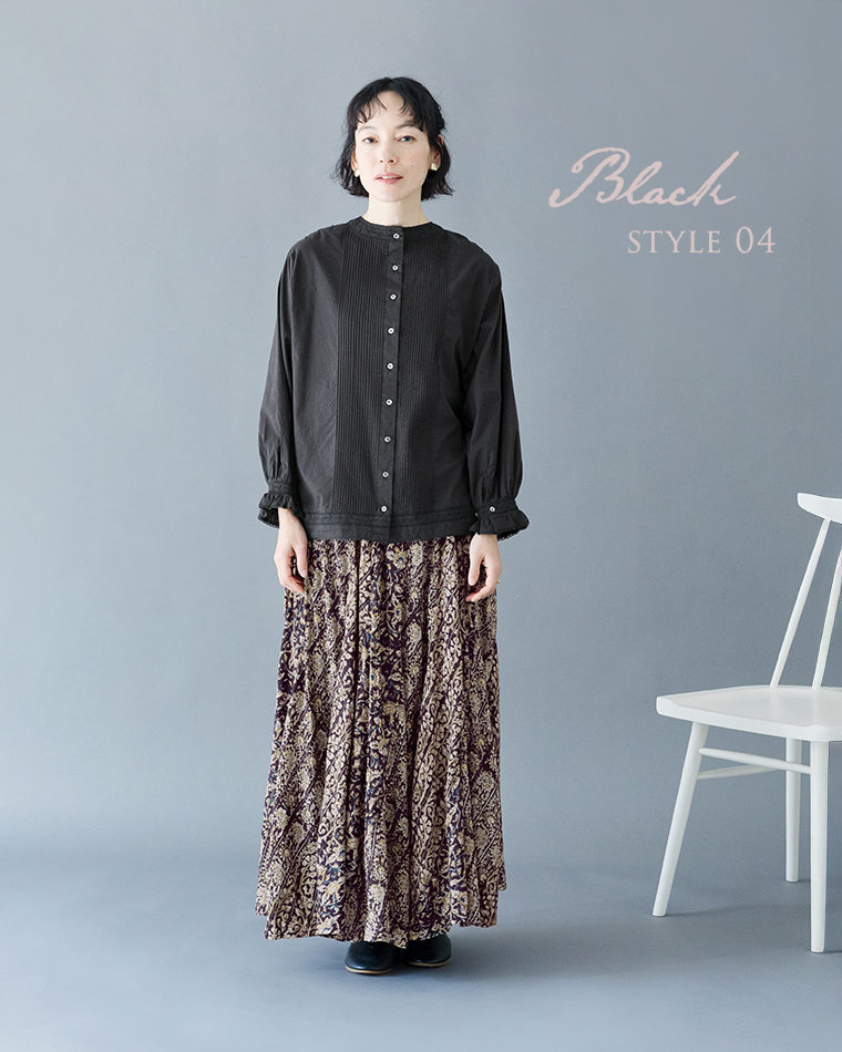 ブラックブラウスに柄スカートを合わせたSTYLE 04の正面コーディネート（ピンタックとホワイトボタン付き）