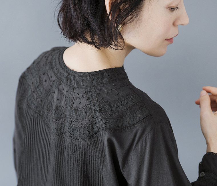 ブラックブラウスの背面ディテール（刺しゅうとピンタック入り）