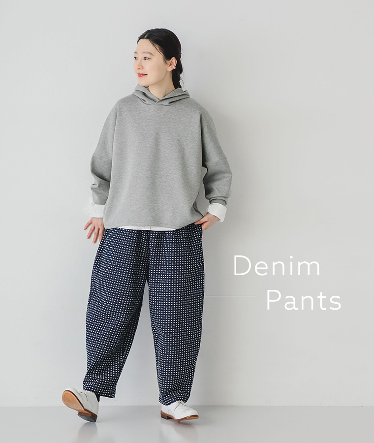 COLORKのステッチデニム ビッグポケットゆるパンツを着用したモデルの全身正面カット