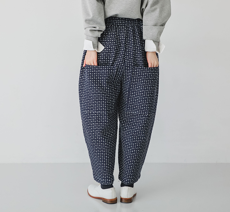 ステッチデニム ビッグポケットゆるパンツの後ろ姿カット