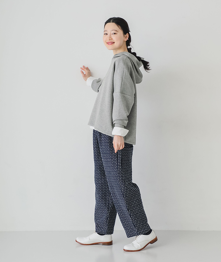 ステッチデニム ビッグポケットゆるパンツを着用したモデルの全身側面カット