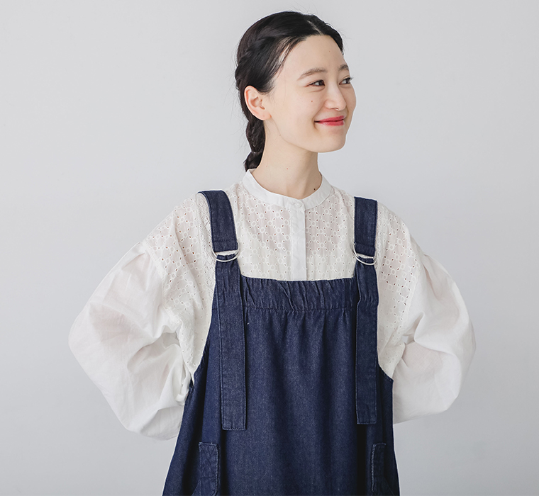 デニムフレアジャンパースカートの肩ひもと胸当て部分を写した上半身カット