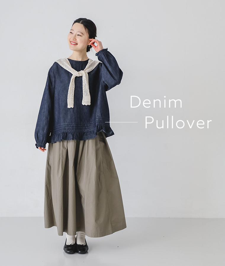 COLORKのシャンブレーデニムフリルプルオーバーを着用したモデルの全身正面カット