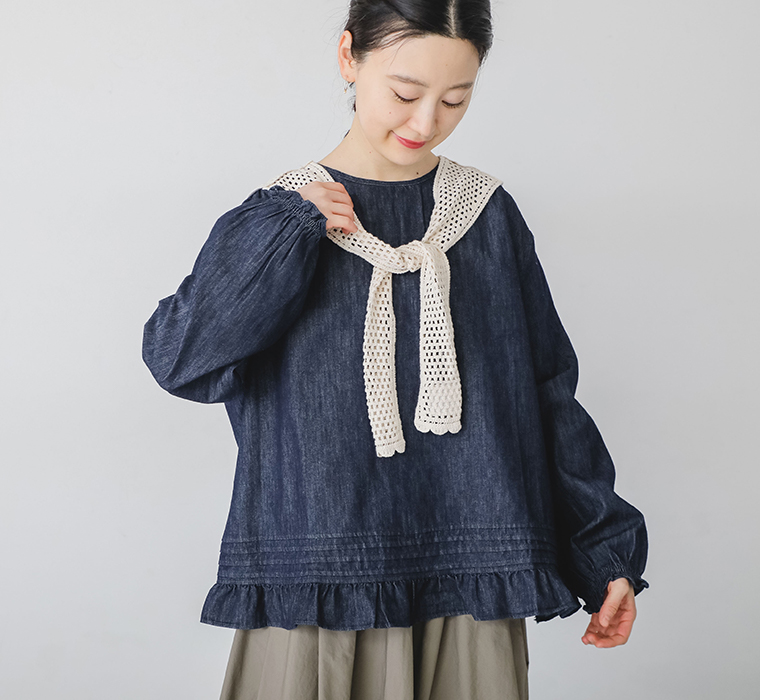 シャンブレーデニムフリルプルオーバーのフリル裾と袖ギャザーディテールカット