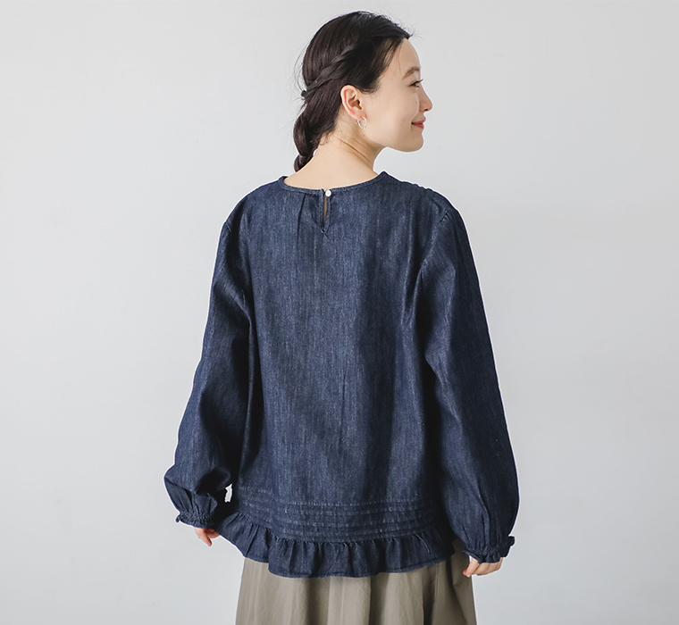 シャンブレーデニムフリルプルオーバーを着用したモデルの背面カット