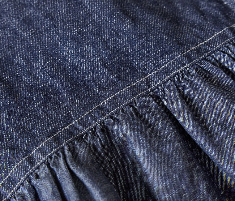 リネン切替ペプラムジャケットのインディゴネイビー生地のギャザー部分のアップ