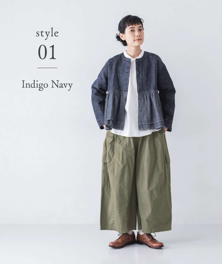 リネン切替ペプラムジャケットのインディゴネイビーをパンツに合わせた正面コーディネート