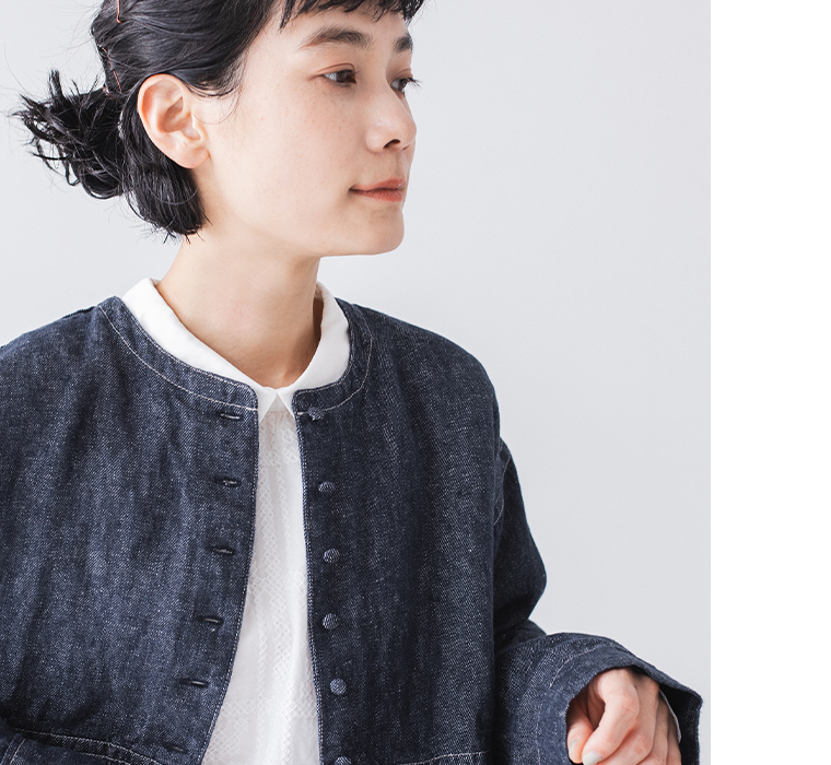リネン切替ペプラムジャケットのインディゴネイビーを着た上半身の正面シルエット