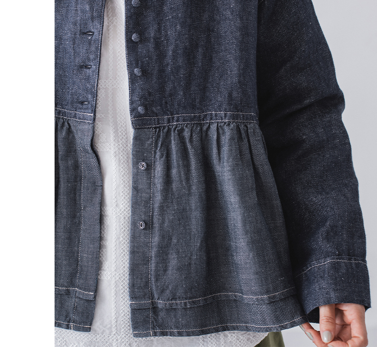 リネン切替ペプラムジャケットの前身頃とギャザー部分のディテール