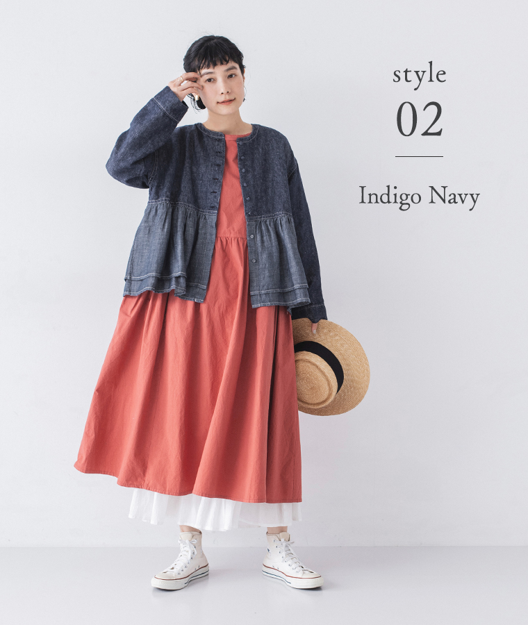 リネン切替ペプラムジャケットのインディゴネイビーをワンピースに合わせた正面コーディネート