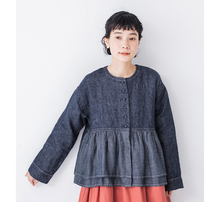 リネン切替ペプラムジャケットのインディゴネイビーを着た上半身の正面シルエット