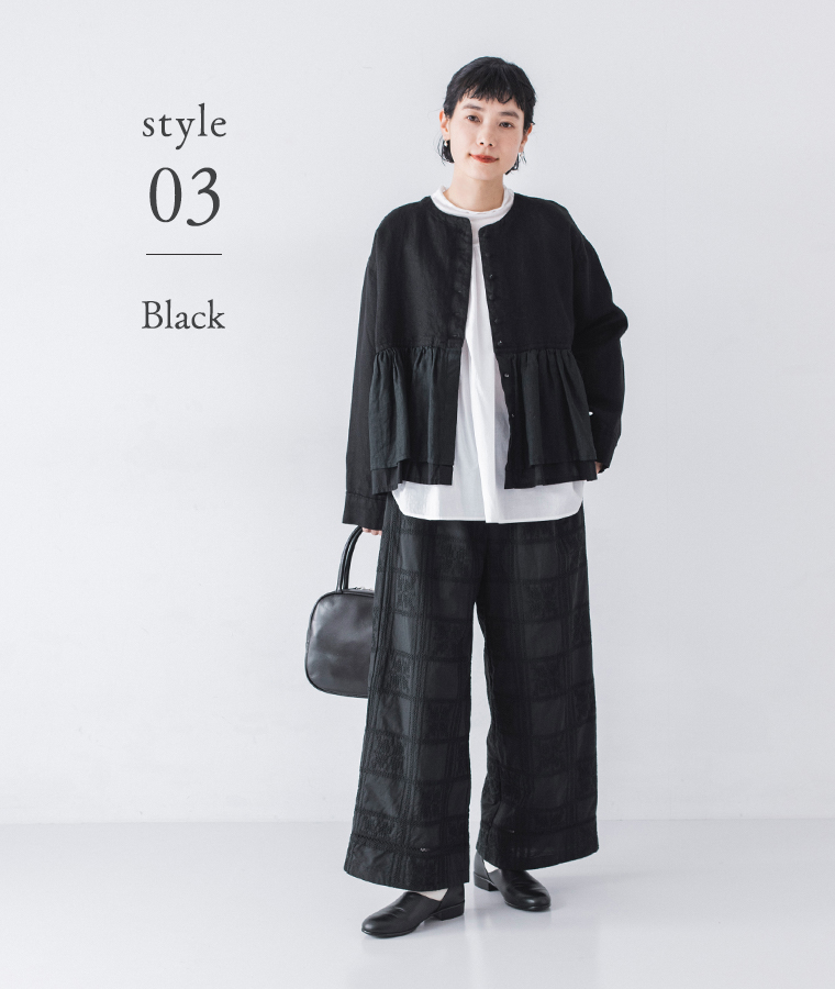 リネン切替ペプラムジャケットのブラックをパンツに合わせた正面コーディネート