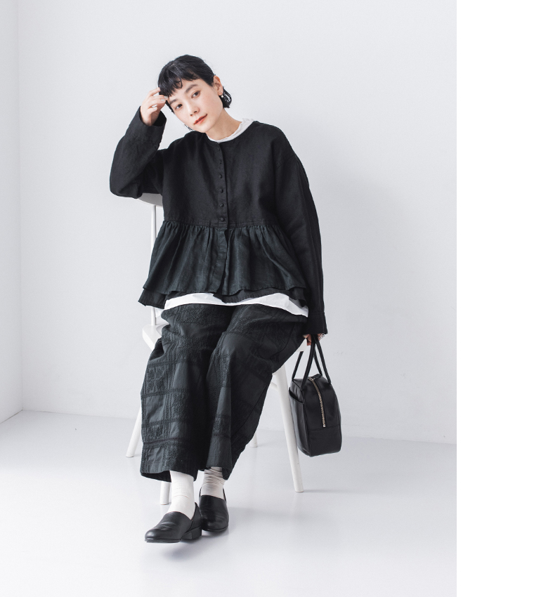 リネン切替ペプラムジャケットのブラックを着た正面全身バックスタイルのコーディネート