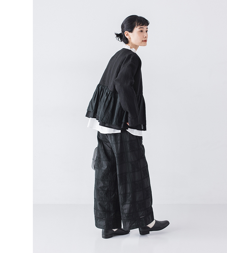 リネン切替ペプラムジャケットのブラックを着た着席コーディネート