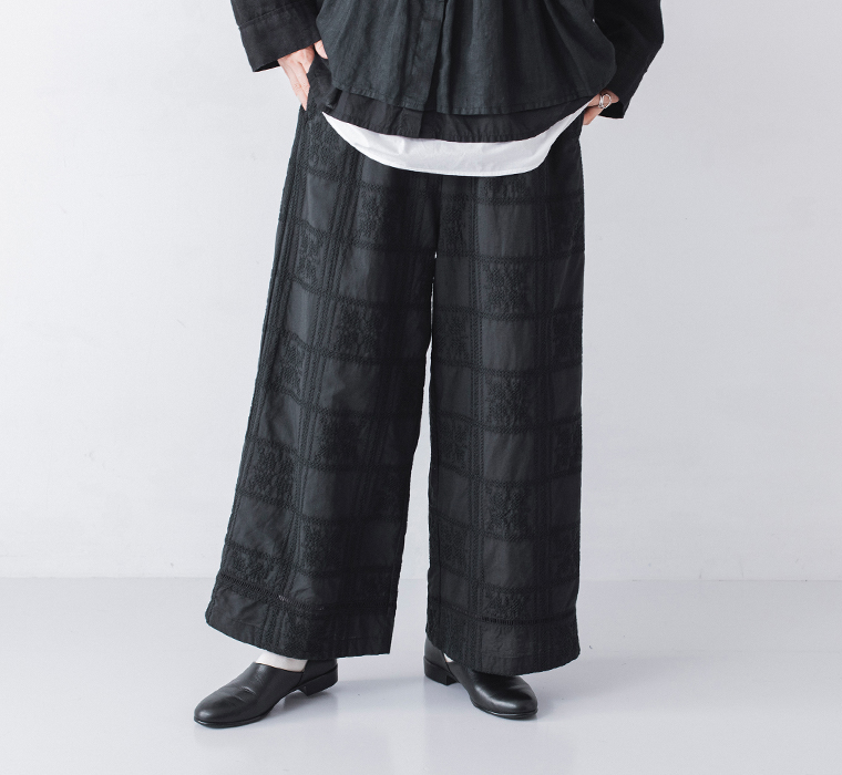 タイル刺繍パンツの正面ディテール