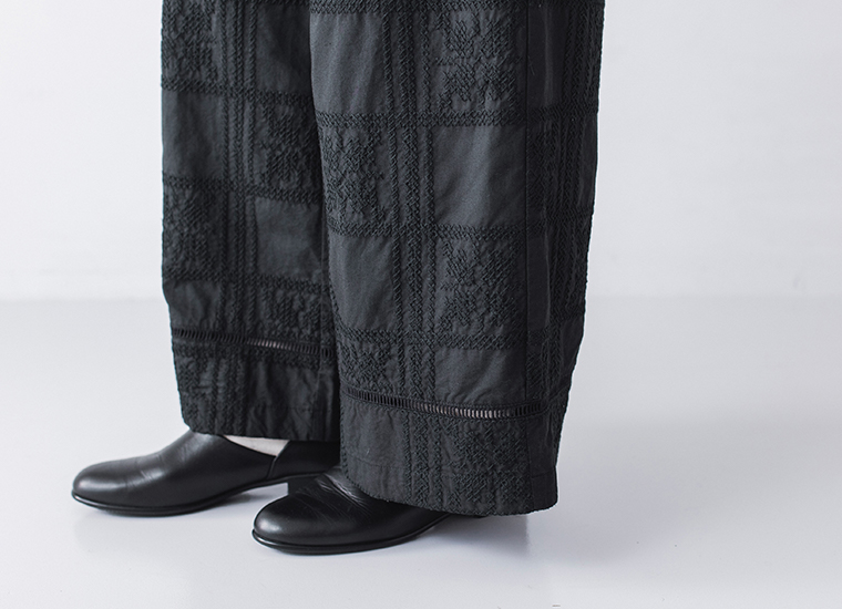 タイル刺繍パンツの裾と生地ディテール