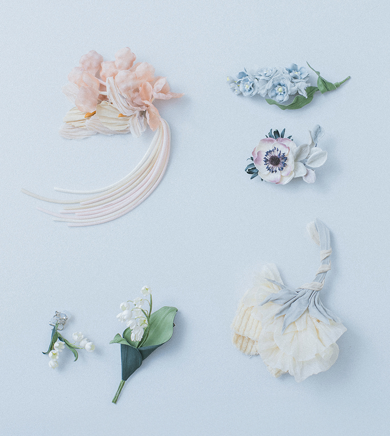Luuna miu　別注｜Luuna miu×アトリエ染花　複数の布花で作られたアクセサリーセットを平置きで撮影した商品画像