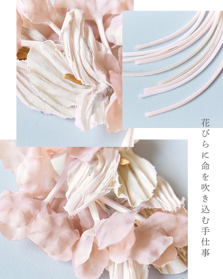 淡いピンクとクリーム色の布花の花びら素材を並べたコサージュのディテール画像