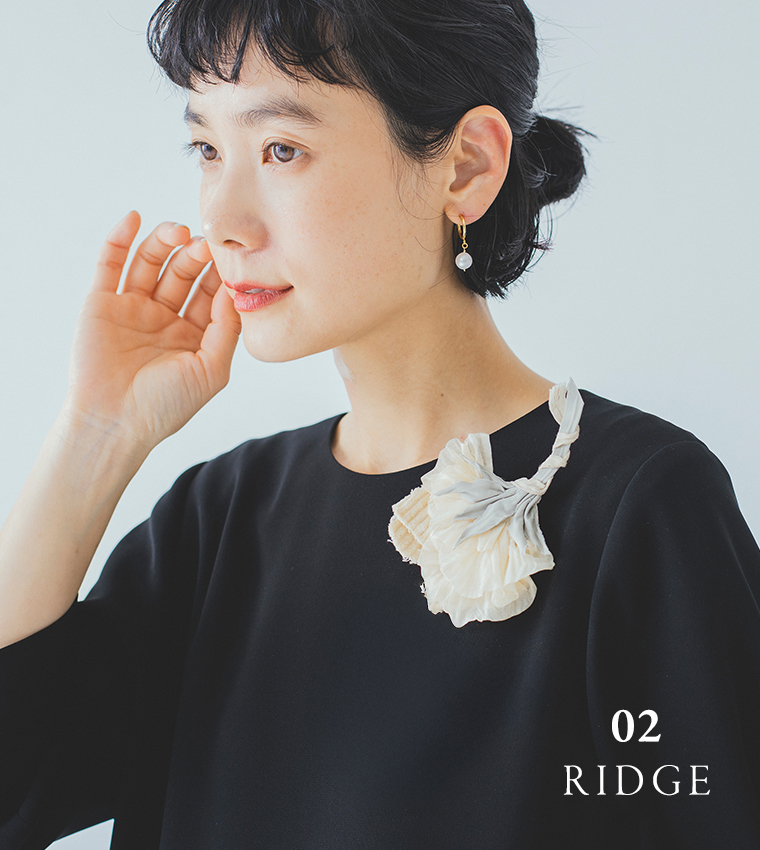 Luuna miu 別注｜Luuna miu×アトリエ染花　コサージュ　リッジ 黒いワンピースに合わせたモデル着用カット