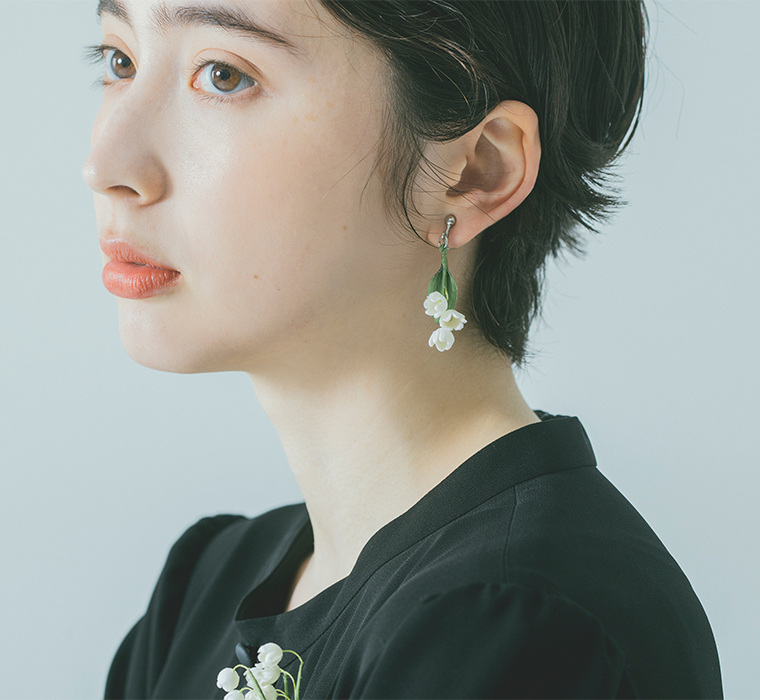 黒いワンピースにすずらイヤリングを合わせたモデル着用カット