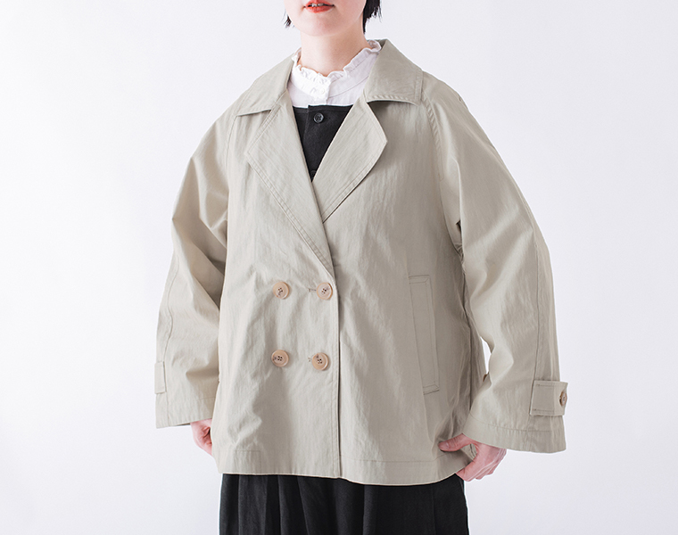 コットンナイロン ダブルボタンジャケットのライトベージュを着用した正面スタイルのカット