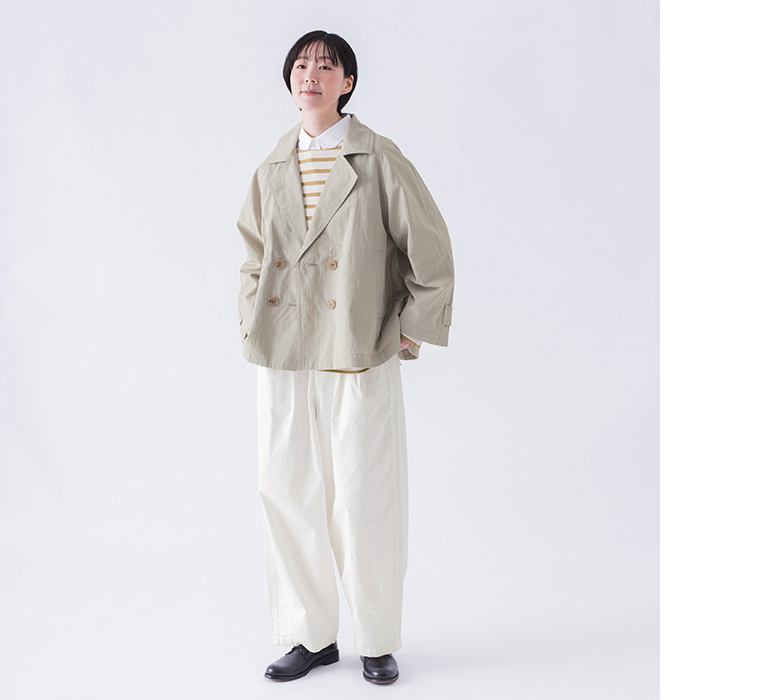 コットンナイロン ダブルボタンジャケット ライトベージュを着用した斜め前からの全身コーディネートカット