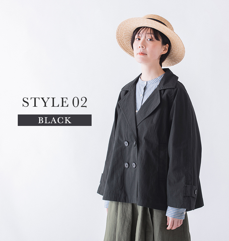 コットンナイロン ダブルボタンジャケットのブラックをストライプ柄トップスとスカートに合わせた正面からのコーディネートカット