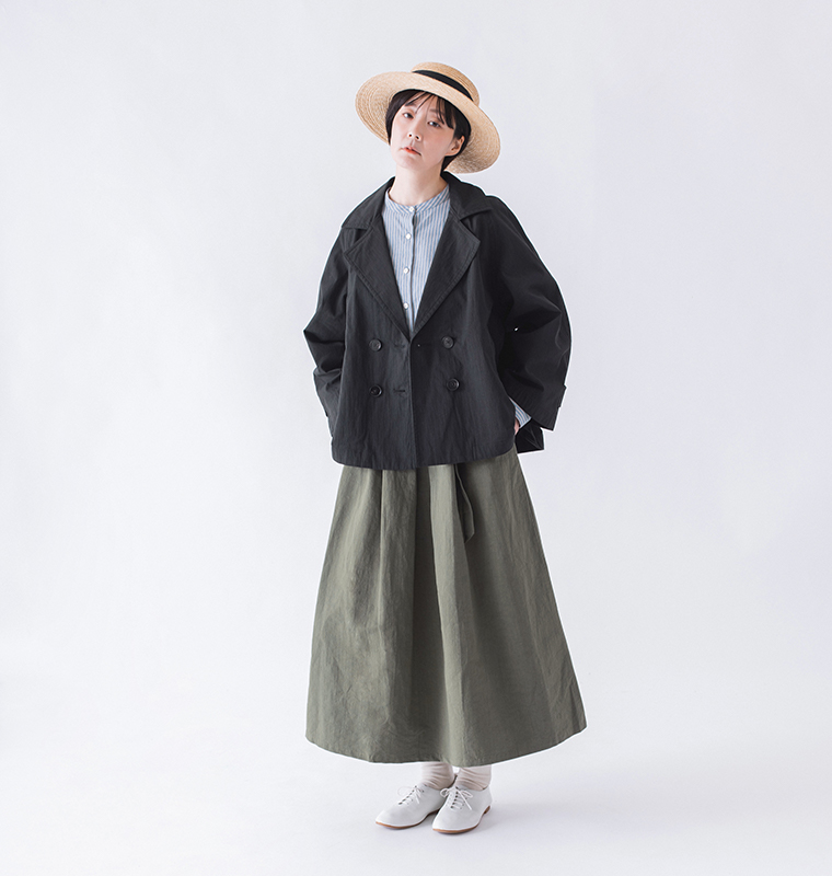 コットンナイロン ダブルボタンジャケットのブラックをストライプ柄トップスとスカートに合わせた全身のコーディネートカット