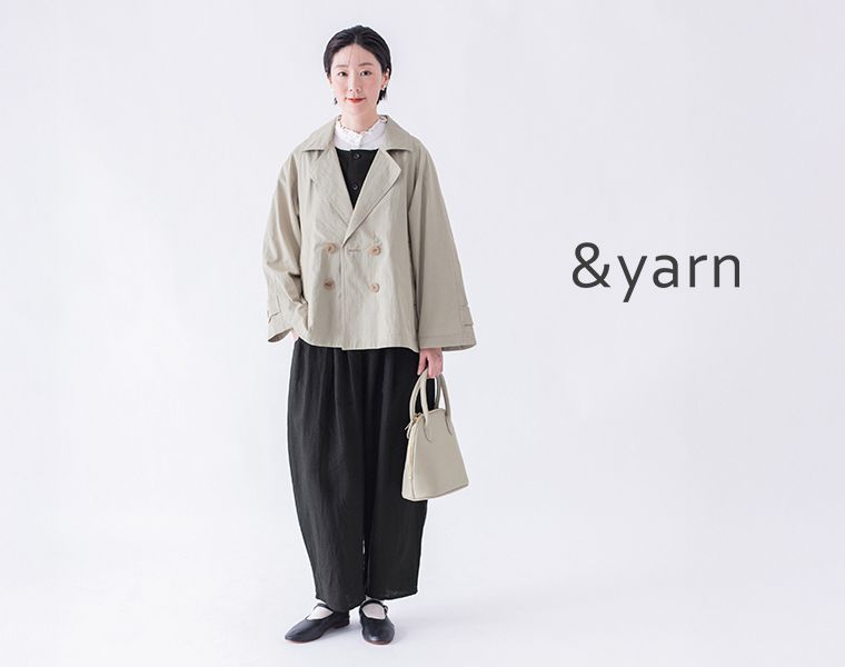 &yarnのコットンナイロン ダブルボタンジャケット ライトベージュを着用しバッグを持った正面全身コーディネートカット