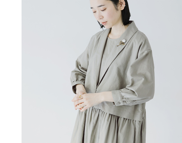 &yarn ボレロドッキングワンピースの上半身ディテール（グレージュ）