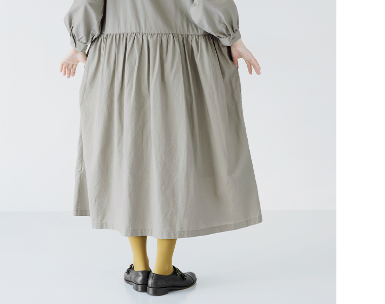 &yarn ボレロドッキングワンピースのスカートディテール（グレージュ）