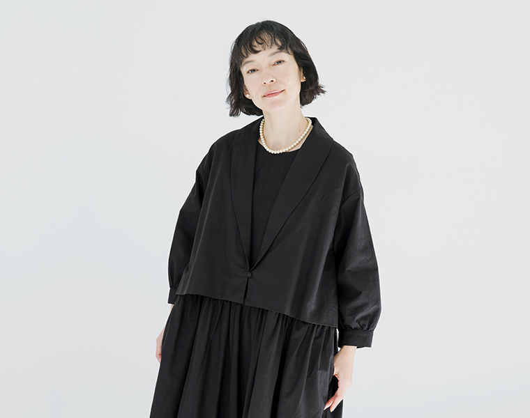 &yarn ボレロドッキングワンピースの上半身ディテール（ブラック）